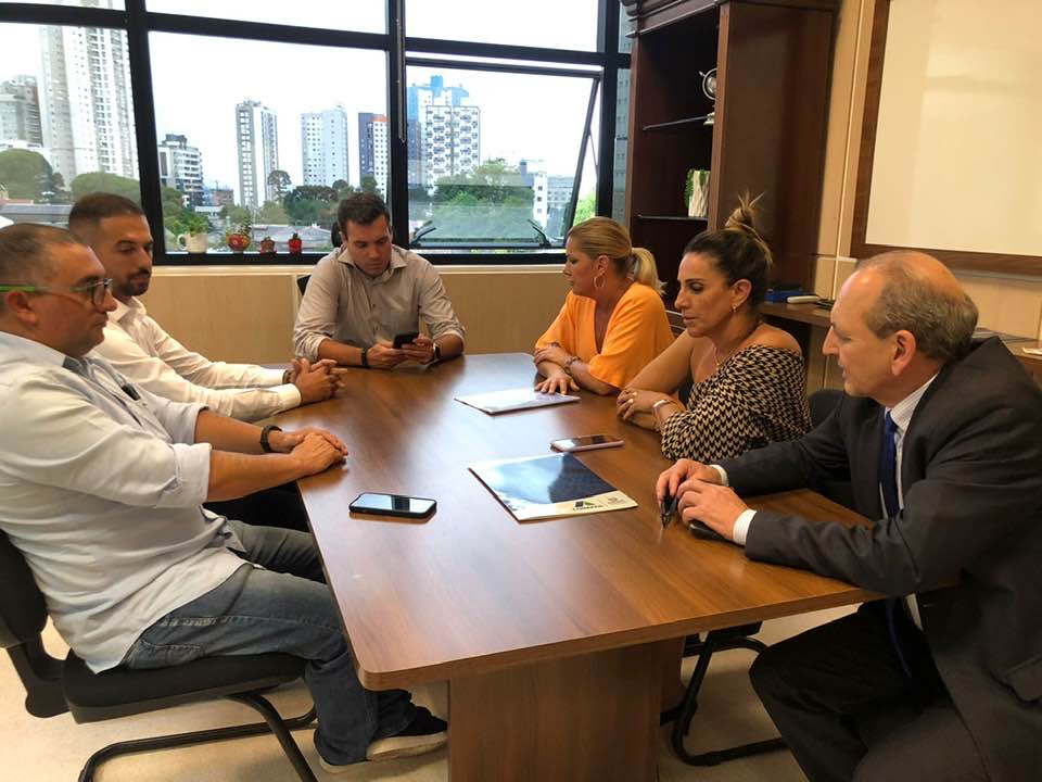 projeto-escritura-na-mao-–-em-curitiba,-prefeita-leila-participa-de-audiencia-para-a-liberacao-de-120-unidades-habitacionais-para-juranda